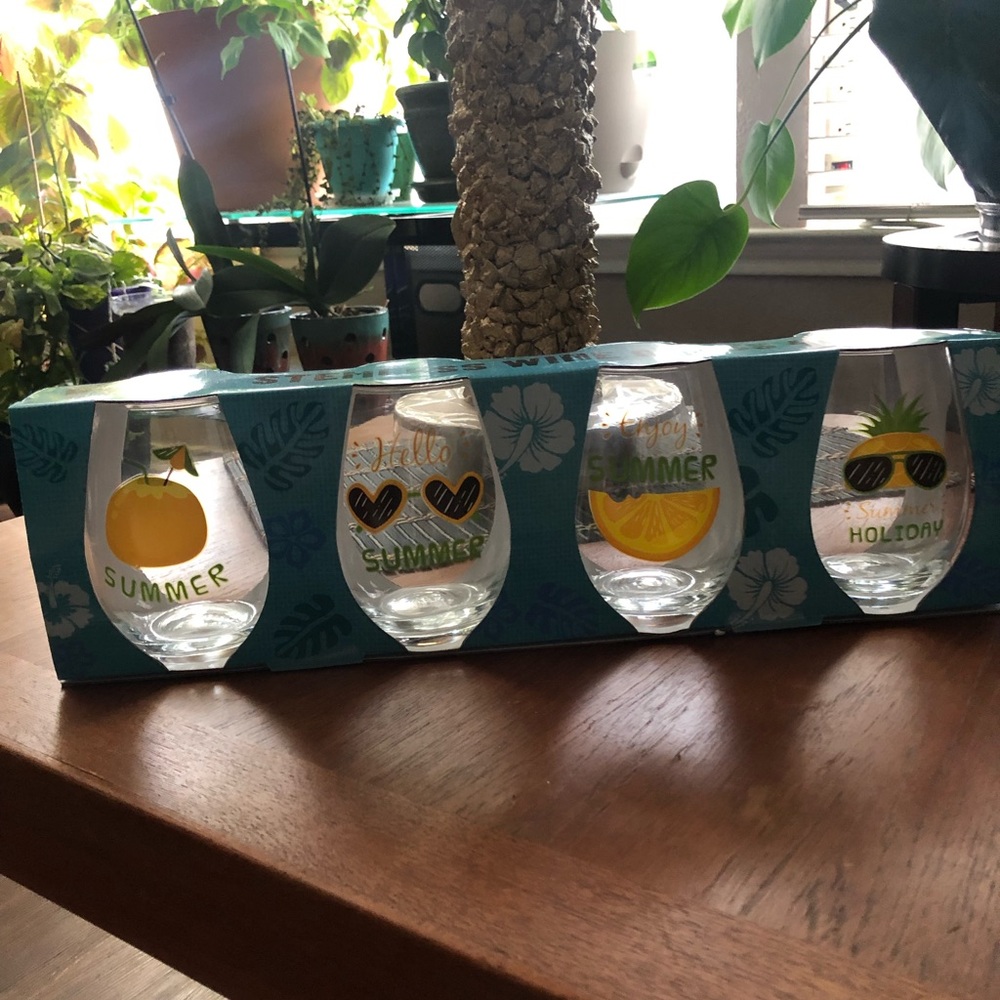 Set of 4 wine glasses